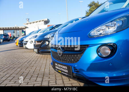 NUERNBERG / Germania - 4 Marzo 2018: Opel logo su una vettura ad un Opel concessionaria auto in Germania. Opel Automobile GmbH è un tedesco produttore di automobili. Foto Stock