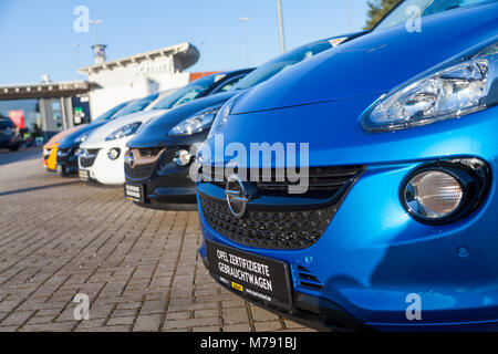 NUERNBERG / Germania - 4 Marzo 2018: Opel logo su una vettura ad un Opel concessionaria auto in Germania. Opel Automobile GmbH è un tedesco produttore di automobili. Foto Stock