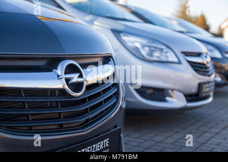 NUERNBERG / Germania - 4 Marzo 2018: Opel logo su una vettura ad un Opel concessionaria auto in Germania. Opel Automobile GmbH è un tedesco produttore di automobili. Foto Stock