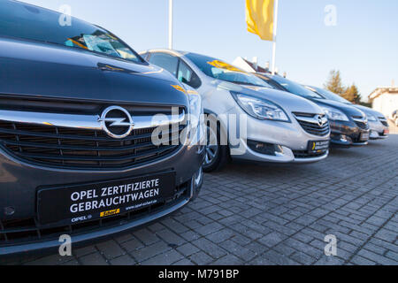 NUERNBERG / Germania - 4 Marzo 2018: Opel logo su una vettura ad un Opel concessionaria auto in Germania. Opel Automobile GmbH è un tedesco produttore di automobili. Foto Stock