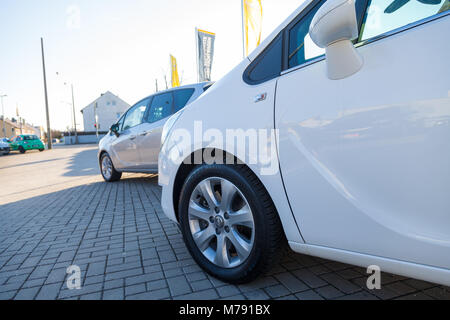 NUERNBERG / Germania - 4 Marzo 2018: Opel logo su una vettura ad un Opel concessionaria auto in Germania. Opel Automobile GmbH è un tedesco produttore di automobili. Foto Stock