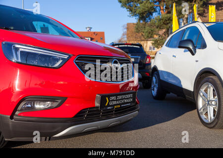 NUERNBERG / Germania - 4 Marzo 2018: Opel logo su una vettura ad un Opel concessionaria auto in Germania. Opel Automobile GmbH è un tedesco produttore di automobili. Foto Stock