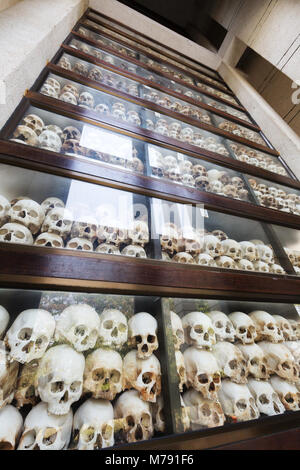 Teschi di persone uccise nei campi di morte presso il Memorial Centre, Choeung Ek genocidio museo centro, Phnom Penh Cambogia Asia Foto Stock
