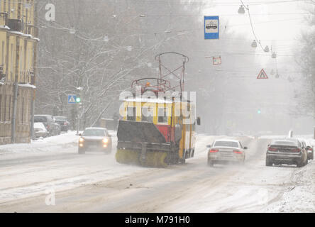 Veicoli sulle strade di città in inverno.tram speciale cancella la neve sulle rotaie. Foto Stock