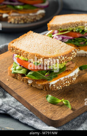 In casa sani piatti vegetariani Veggie Sandwich con patate dolci Insalata di formaggio di pomodoro Foto Stock