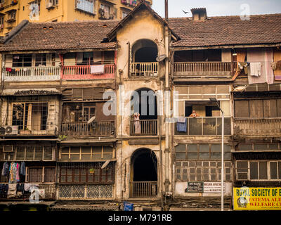 Mumbai, India - 18 Novembre 2018: il vecchio chawl, un edificio residenziale per abbassare middle class, situato nel centro di Mumbai sud, Bhendi bajar Foto Stock