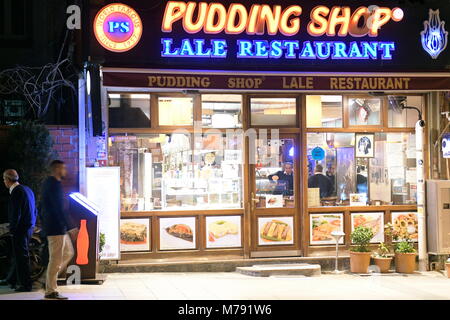 Il pudding Shop è il soprannome per la Lale Restaurant nel quartiere di Sultanahmet di Istanbul, Turchia. È diventato popolare negli anni sessanta per soddisfare Foto Stock