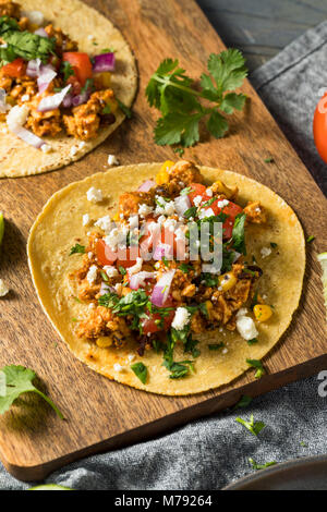 In casa sano Tofu Sofritas Tacos con cipolla Pomodoro e coriandolo Foto Stock