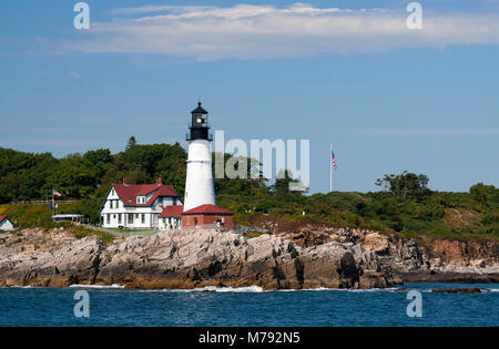 Portland Head Lighthouse visualizza una luce brillante sulla calda giornata estiva nel Maine. Foto Stock