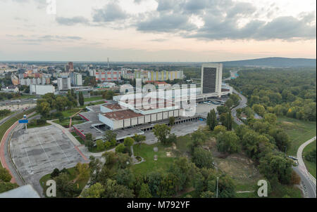 Bratislava cityscape vista sulla parte meridionale della città con il quartiere residenziale, Slovacchia. Foto Stock