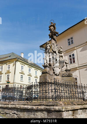 Immacolata Maria pilastro e il Municipio e la piazza principale della città vecchia di Banska Stiavnica, Slovacchia. UNESCO - Sito Patrimonio dell'umanità. Foto Stock