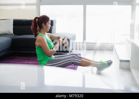 Vecchia donna esercizio e fare attività sportiva a casa Foto Stock
