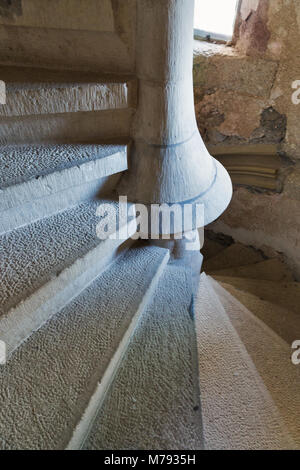 Spirale di pietra vecchio castello scalone interno Foto Stock