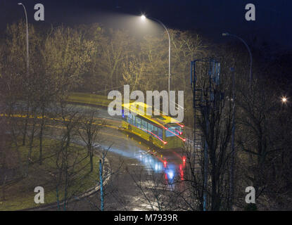 Trolley bus sulla strada di notte in caso di maltempo Foto Stock