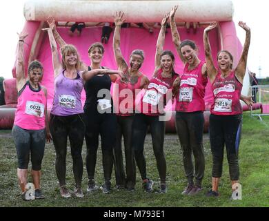 I ricercatori provenienti da Charing Cross Hospital e Imperial College di lotta sporca in gara per la vita piuttosto fangosa in Hammersmith mercoledì 13 luglio per il Cancer Research UK Foto Stock