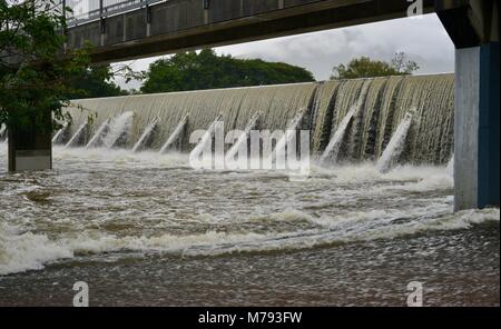 Cascate di acqua su Aplins weir dopo la tempesta e la pioggia pesante, Aplins weir, Townsville, Queensland, Australia Foto Stock