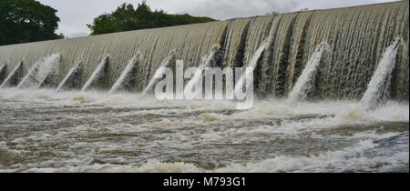 Cascate di acqua su Aplins weir dopo la tempesta e la pioggia pesante, Aplins weir, Townsville, Queensland, Australia Foto Stock