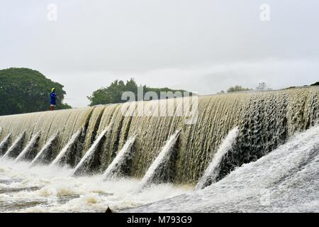 Cascate di acqua su Aplins weir dopo la tempesta e la pioggia pesante, Aplins weir, Townsville, Queensland, Australia Foto Stock