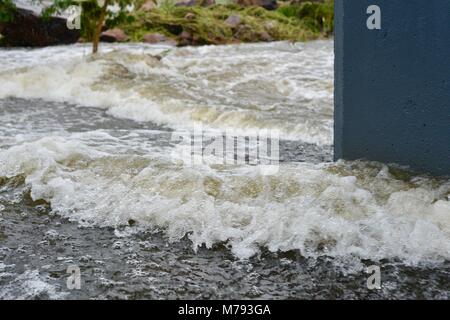 Cascate di acqua su Aplins weir dopo la tempesta e la pioggia pesante, Aplins weir, Townsville, Queensland, Australia Foto Stock