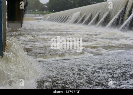 Cascate di acqua su Aplins weir dopo la tempesta e la pioggia pesante, Aplins weir, Townsville, Queensland, Australia Foto Stock