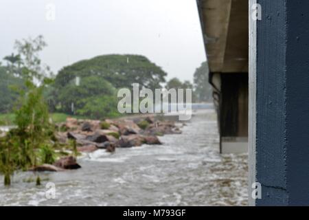 Cascate di acqua su Aplins weir dopo la tempesta e la pioggia pesante, Aplins weir, Townsville, Queensland, Australia Foto Stock