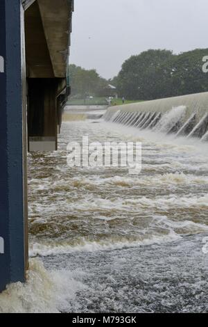 Cascate di acqua su Aplins weir dopo la tempesta e la pioggia pesante, Aplins weir, Townsville, Queensland, Australia Foto Stock