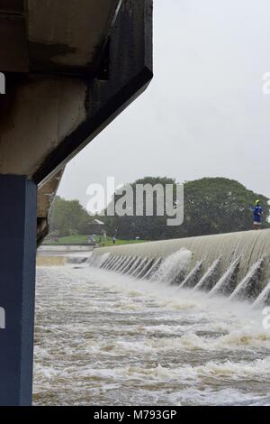 Cascate di acqua su Aplins weir dopo la tempesta e la pioggia pesante, Aplins weir, Townsville, Queensland, Australia Foto Stock