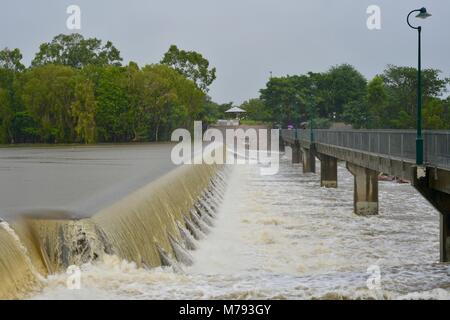 Cascate di acqua su Aplins weir dopo la tempesta e la pioggia pesante, Aplins weir, Townsville, Queensland, Australia Foto Stock