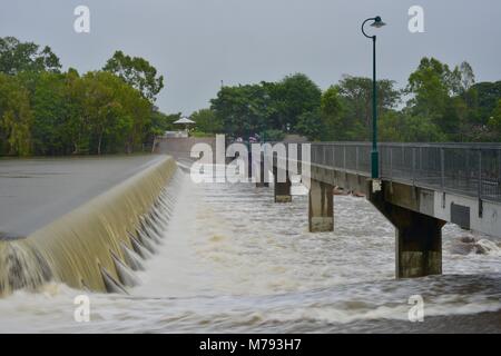 Cascate di acqua su Aplins weir dopo la tempesta e la pioggia pesante, Aplins weir, Townsville, Queensland, Australia Foto Stock