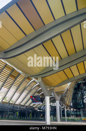 Coperture curve del foyer al JW Marriot Hotel, Raffles Boulevard, Singapore Foto Stock