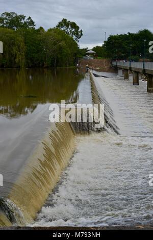 Cascate di acqua su Aplins weir dopo la tempesta e la pioggia pesante, Aplins weir, Townsville, Queensland, Australia Foto Stock