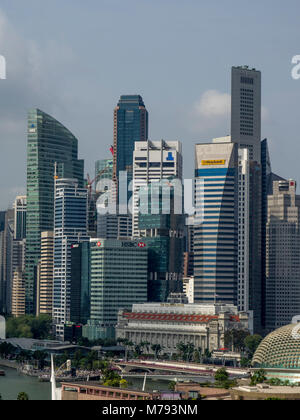 Marina Bay e l'ufficio torri e grattacieli del quartiere finanziario e degli affari del centro di Singapore. Foto Stock