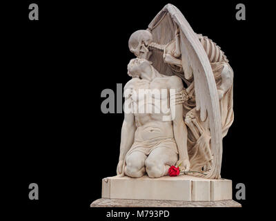 Il bacio della statua di morte con una rosa rossa isolato su sfondo nero Foto Stock