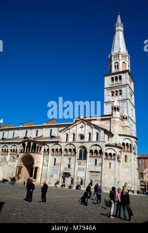 Il Duomo di fronte a Piazza Grande di Modena Italia Foto Stock