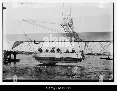 Un'immagine di un cesto di un pallone Zeppelin, un componente dei dirigibili dell'inizio del XX secolo, utilizzato per il trasporto di passeggeri e merci durante l'età d'oro del viaggio aereo. Foto Stock