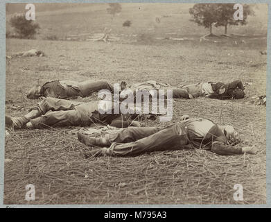 Campo di battaglia di Gettysburg. Corpi dei morti soldati federali sul campo del primo giorno di battaglia LCCN2012647835 Foto Stock