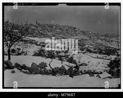 Questa fotografia mostra Betlemme e i suoi dintorni, ricoperti di neve. Cattura una serena scena invernale di questa storica città, significativa nella tradizione cristiana, durante un momento innevato. Foto Stock