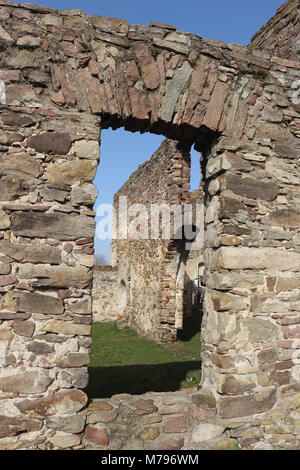 Rovine della Vecchia fonderia con muri in arenaria rossa, cavo windows,porte e il cielo azzurro sfondo Foto Stock