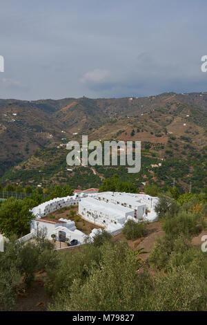 Il piccolo cimitero di circolare a Sayalonga villaggio in Andalusia, Spagna. Foto Stock