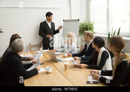 African-american businessman dando la presentazione che spiega il team Foto Stock