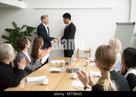 Supporto di team di applaudire il CEO di nero e bianco di scuotimento dei dipendenti Foto Stock