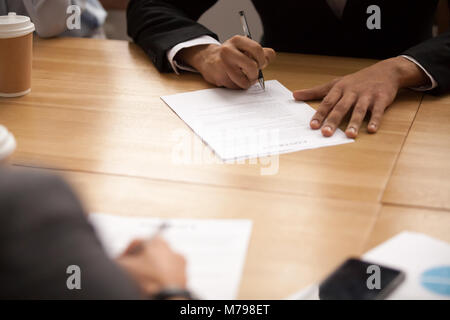 Imprenditore firma contratto di business alla riunione, rendendo il partner Foto Stock