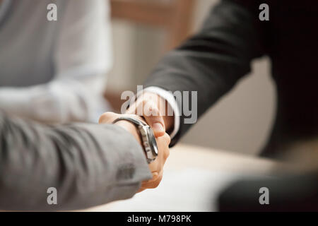 Due imprenditori in giacca agitando mani alla riunione, close up Foto Stock