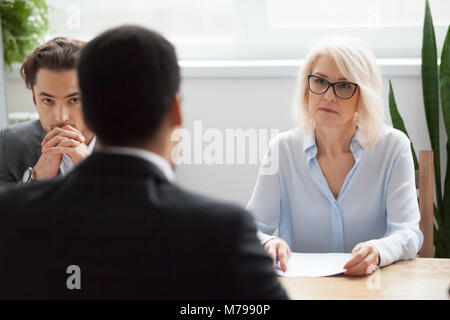 Grave senior attento ascolto hr al candidato al lavoro interv Foto Stock