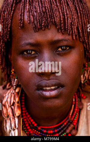 Un ritratto di una giovane donna di Hamar al sabato tribali nel mercato Dimeka, Valle dell'Omo, Etiopia Foto Stock