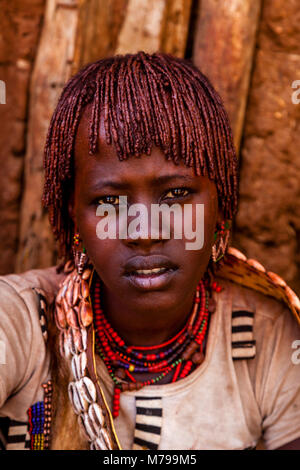 Un ritratto di una giovane donna di Hamar al sabato tribali nel mercato Dimeka, Valle dell'Omo, Etiopia Foto Stock