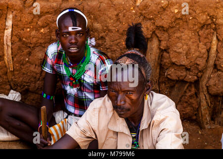 Hamar Tribesmen al sabato tribali nel mercato Dimeka, Valle dell'Omo, Etiopia Foto Stock