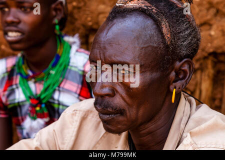 Hamar Tribesmen al sabato tribali nel mercato Dimeka, Valle dell'Omo, Etiopia Foto Stock