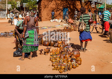 Giovani donne Hamar vendono artigianato/negozio di souvenir al sabato tribali nel mercato Dimeka, Valle dell'Omo, Etiopia Foto Stock