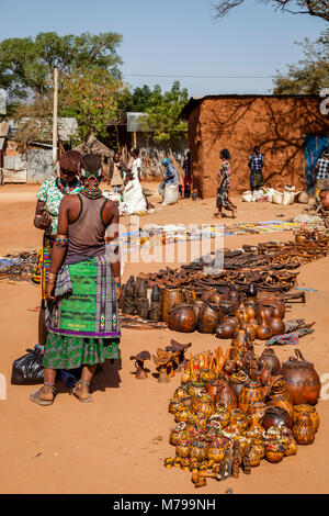 Giovani donne Hamar vendono artigianato/negozio di souvenir al sabato tribali nel mercato Dimeka, Valle dell'Omo, Etiopia Foto Stock